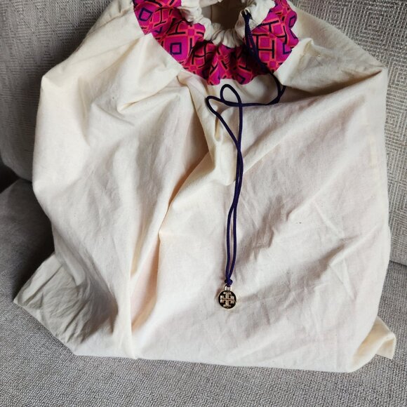 Like New!  Tory Burch red McGraw bucket bag with shoulder strap and dust bag - Picture 5 of 12